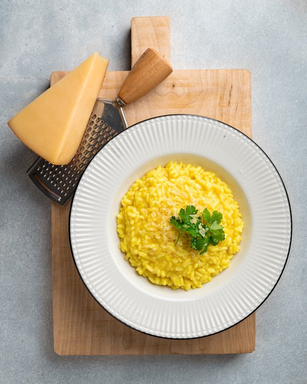 Come fare un delizioso risotto ai funghi selvatici con parmigiano grattugiato?